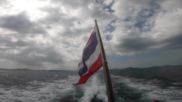 Bandeira Tailândia Barco Nas Belas Águas Verdes Slow Motion Phuket — Vídeo de Stock