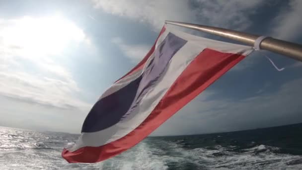Σημαία Ταϊλάνδης Ένα Σκάφος Στα Όμορφα Πράσινα Νερά Slow Motion — Αρχείο Βίντεο