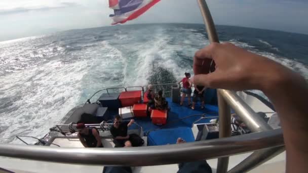 Bandeira Tailândia Barco Nas Belas Águas Verdes Slow Motion Phuket — Vídeo de Stock