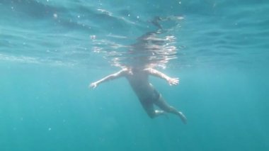 Koh Phi, Tayland 'ın Temiz ve Yeşil Suyunda Yüzen Adam, 22 / 11 / 2019