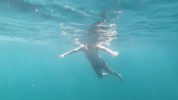 Chico Nadando Hermosa Agua Clara Verde Koh Phi Phi Tailandia — Vídeo de stock