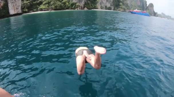 Guy Jumping Clea Green Water Koh Phi Phi Thailand 2019 — 비디오