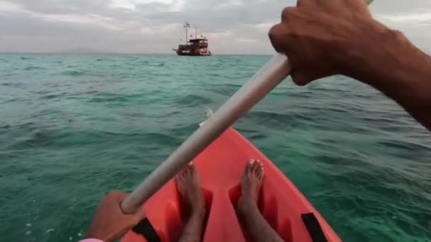 Pov Caiaque Rumo Barco Movimento Lento Ilhas Phi Phi Thailnad — Vídeo de Stock