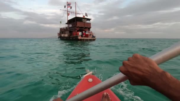 Pov Kayak Hacia Barco Slow Motion Islas Phi Phi Tailandia — Vídeos de Stock