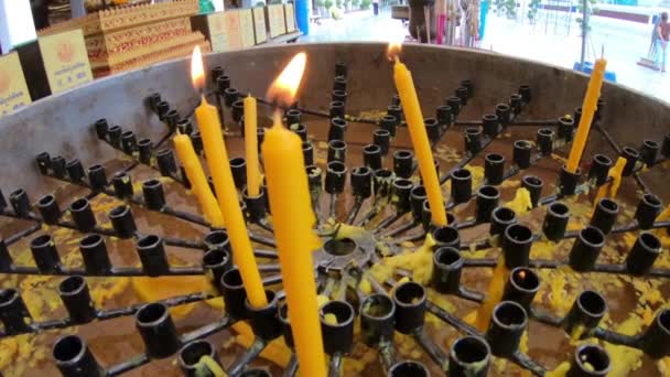泰国曼谷Thepwararam佛教庙宇的蜡烛在Wat Suthat燃烧 — 图库视频影像