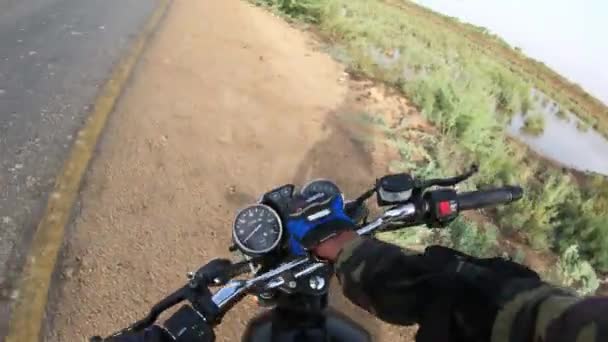 Motorkář Koni Motocyklu Dálnici Skupinou Motocyklistů Slunečný Den Národní Dálnici — Stock video