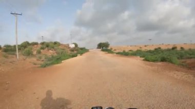 Otobanda motosikletle gezen motosikletli bir grup motosikletli Ulusal Otoyolda güneşli bir günde, Sindh, Pakistan - POV Fotoğrafı 06 / 01 / 2020