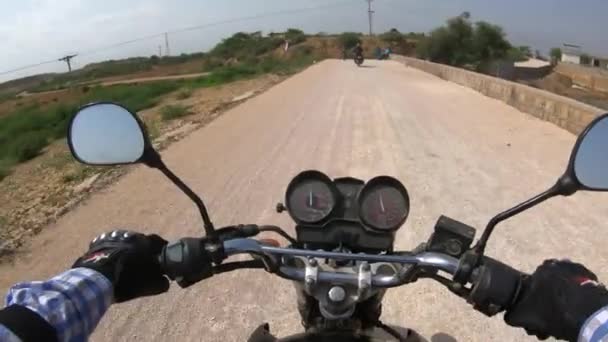 Motociclista Equitação Motocicleta Estrada Com Grupo Motociclistas Dia Ensolarado Estrada — Vídeo de Stock