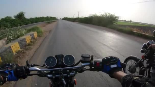 Motociclista Equitação Motocicleta Estrada Com Grupo Motociclistas Dia Ensolarado Estrada — Vídeo de Stock