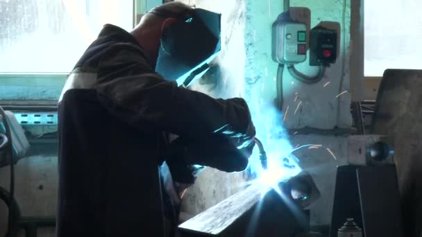 Detailní pohled na muže v ochranném oděvu při svařování železných detailů. — Stock video