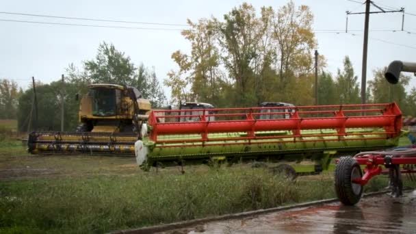 Close view van trekkers en maaimachines in het veld. — Stockvideo