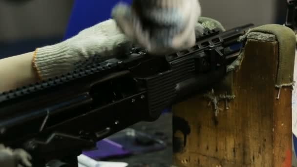 Assembling weapons in the workplace. Assaul rifles. Close up view — Stock Video