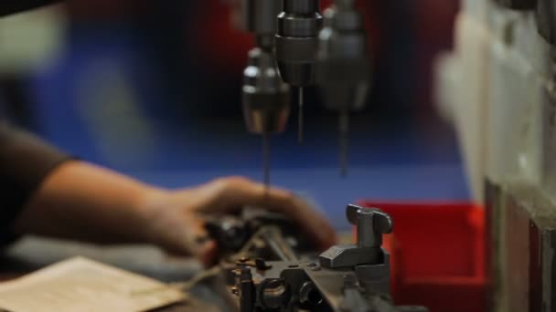 Werknemer in de wapenfabriek op de machine boort gaten in het aanvalsgeweer. Close-up zicht — Stockvideo