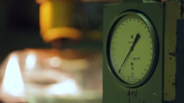 Endüstriyel öğütme makinesi üretimdeki manometrenin arka planına karşı. Görüntüyü kapat