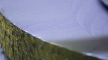 Ürünün üretimdeki dönüşümü pürüzsüz. Öğütücü otomatik olarak ürünü işler.