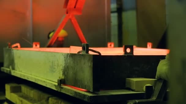 Smelting hot liquid in the ladle, in the production — Stock Video