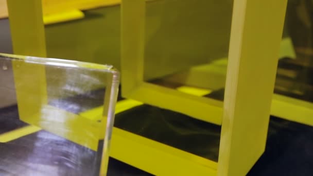 Adattamento speciale di colore giallo per miglioramento di lavoro su fabbricazione — Video Stock