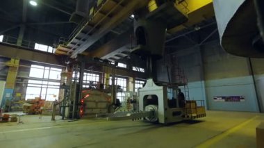 Fabrikadaki parçayı yukarıdaki vinç taşıyor. Moskova, Rusya, 15.07.2018