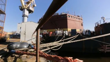 Kargo gemisi limana demir attı. Bir kargo gemisinin kıyıdan panoramik görüntüsü