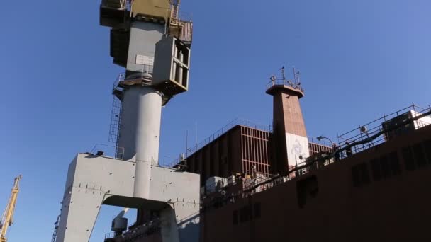 Transfert de cargaison sur une grue d'un navire à la terre — Video