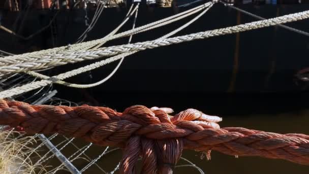 Kargo gemisinde kullanılan kablolar. Bağlanma halatları. Büyük kırmızı ve küçük beyaz köpek balığı ipleri. — Stok video