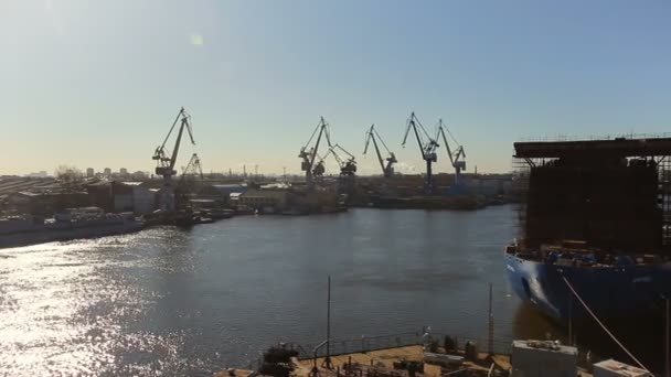 Widok portu towarowego na morze. Panoramiczny widok z wysokości do miasta portowego. Wielki statek zacumowany w porcie. — Wideo stockowe