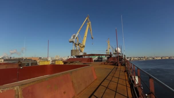 Vista panoramica dalla nave di colore rosso a poppa della quale spicca una grande gru — Video Stock