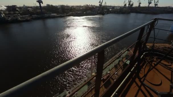 Vista panorâmica do navio no sol da manhã com um reflexo dos raios nas ondas do mar — Vídeo de Stock