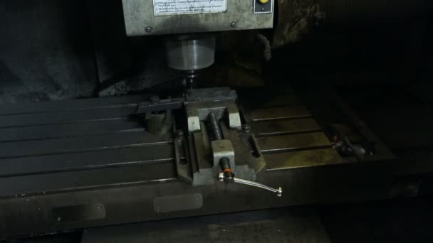 Máquina automatizada para perforar agujeros en productos terminados en producción. — Vídeo de stock