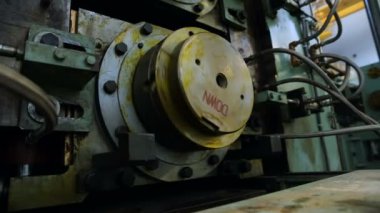 Yapım bandının indirildiği işyerindeki kaldırma mekanizmasının çalışması