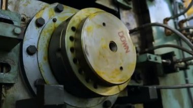 Kaldıraç mekanizmasının üretiminde. Üretim bandında hareket için şaftın bükülmesi