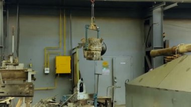 Konteynır bir vinç vasıtasıyla üretim odasına taşınıyor..