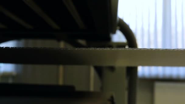 Langzame beweging van de stof in de productietape bij automatisch gebruik. Close-up zicht — Stockvideo