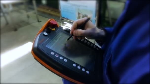 The worker on the special tablet marks the necessary items for adjusting the devices in the production. — Stock Video