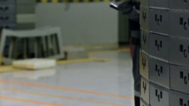 Bitmiş ürünün varlığını kontrol etmek için özel bir cihaz kullanın. İşçi, üretimde bitirilen ürünün bütünlüğünü kontrol eder.