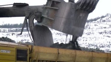 Mineralleri kazan kamyonun yakın görüntüsü. Madencilik işlemi.