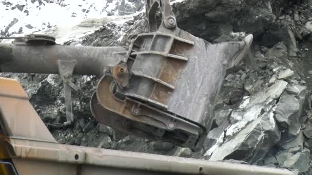 Close-up zicht op truck graven van mineralen. — Stockvideo