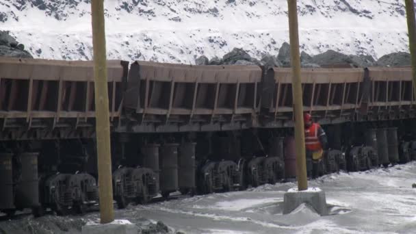 Perspectief op een man die langs de geladen trein in de mijngroeve loopt. — Stockvideo