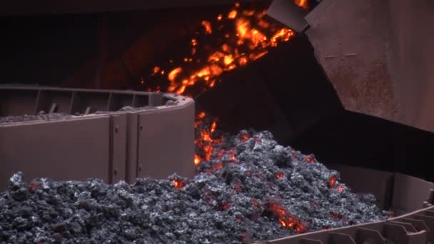 Közelről látható a szállítószalag szállít egy forró szén. Bányászati berendezések. — Stock videók