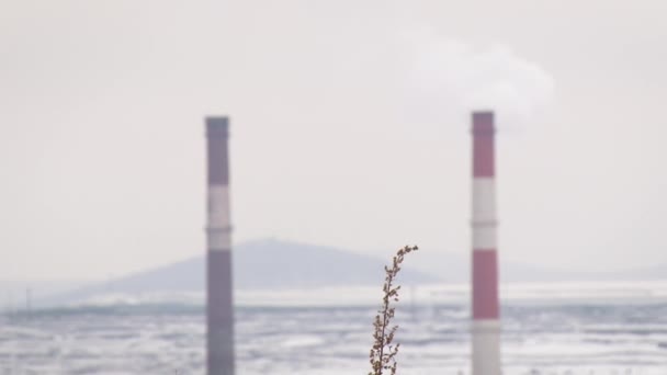 Madencilik kariyerinin sanayi bölgesinin en üst görüntüsü. Sigara içilen borular. — Stok video