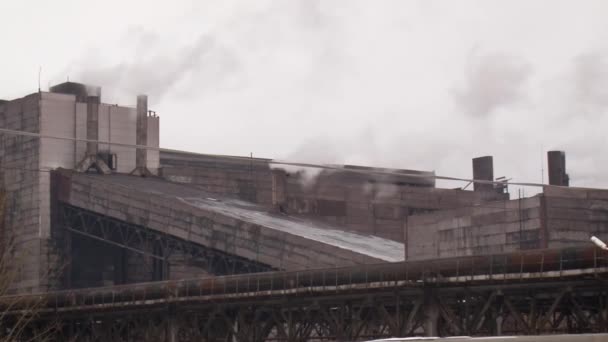 Zavřít pohled na průmyslovou budovu zakrytou kouřem. — Stock video