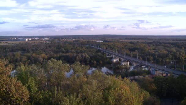 Vue aérienne de l'autoroute dans les bois.