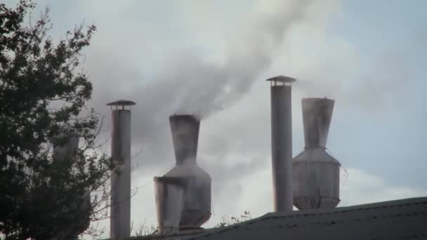 Vista de cerca del edificio industrial cubierto de humo. — Vídeo de stock