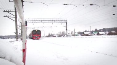 Tren kışın istasyona varır. Şehirlerarası trenler.