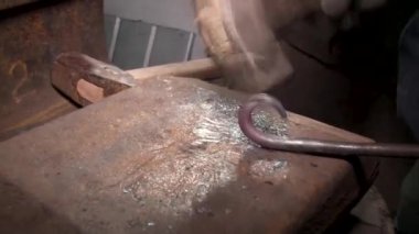 Demir üretimi. Metalle çalışmak. Dövme işlemi.