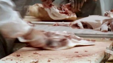 Domuz eti üretimi. Et dilimleme. Taşıma işi.