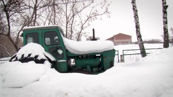 Tracteur cassé rouillé dans la neige. Équipements handicapés. Vue rapprochée. — Video