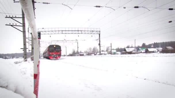 Przyjazd pociągu na dworzec zimą. Pociągi dalekobieżne. — Wideo stockowe