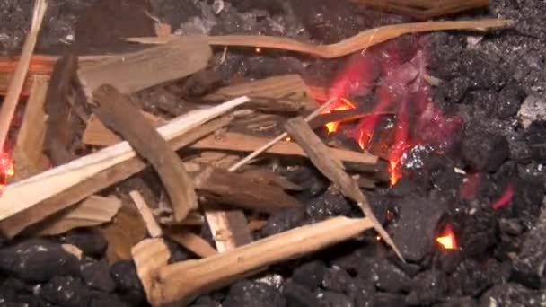 Tangan di sarung tangan membuat api. Membakar kumparan. Tampilan close-up. — Stok Video