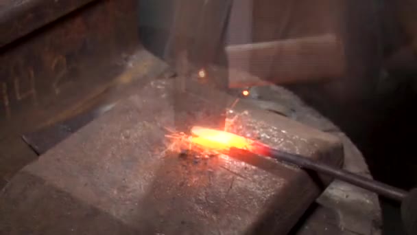 Σφυρηλασία σιδήρου στη διαδικασία. Δούλεψε με μέταλλο. Προβολή από κοντά της παραγωγής σιδήρου. — Αρχείο Βίντεο